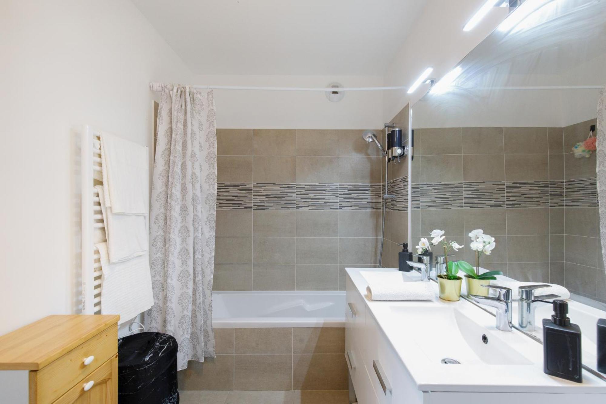 Lovely 2 Bedroom Condo With Pool 瓦洛里 外观 照片