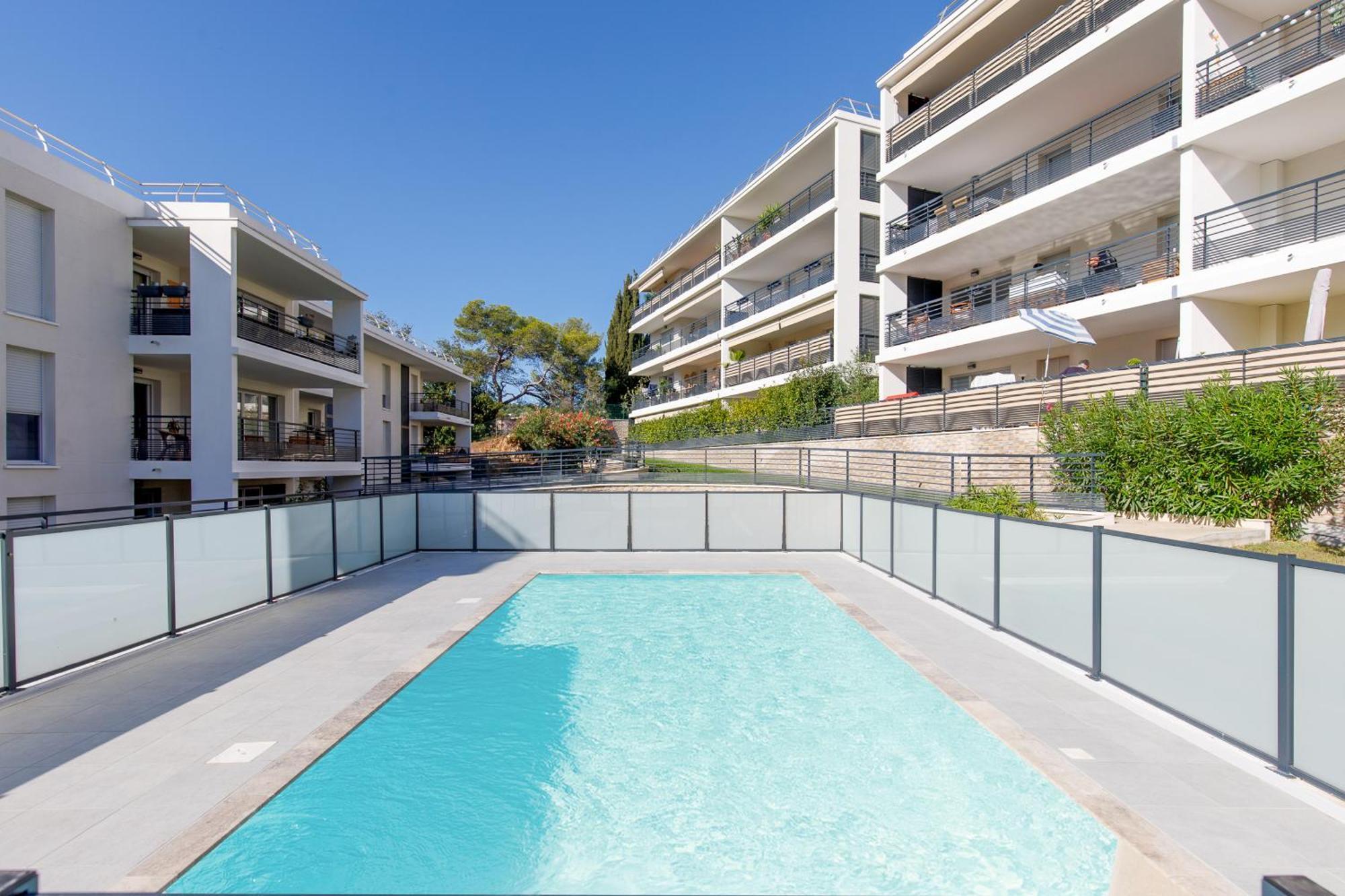 Lovely 2 Bedroom Condo With Pool 瓦洛里 外观 照片